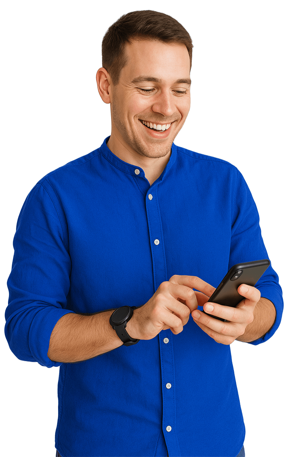 Empreendedor sorrindo enquanto usa o celular